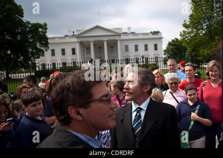 2 maggio 2011 - Washington, Distretto di Columbia, Stati Uniti - Fox News Channel personalità Geraldo Rivera si prepara ad andare su programmi televisivi dal vivo come le persone si radunano davanti alla Casa Bianca il lunedì per celebrare la morte di Bin Laden. La domenica sera il Presidente Obama ha affrontato la nazione dalla Sala Est del Foto Stock