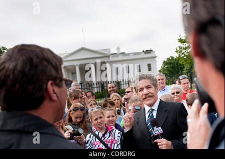 2 maggio 2011 - Washington, Distretto di Columbia, Stati Uniti - Fox News Channel personalità Geraldo Rivera si prepara ad andare su programmi televisivi dal vivo come le persone si radunano davanti alla Casa Bianca il lunedì per celebrare la morte di Bin Laden. La domenica sera il Presidente Obama ha affrontato la nazione dalla Sala Est del Foto Stock