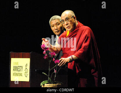 4 maggio 2011 - Long Beach, CA, Stati Uniti d'America - Sua Santità il XIV Dalai Lama parlando all'Amnesty International, 'Shine la luce sui Diritti Umani Awards (credito Immagine: © Scott Mitchell/ZUMAPRESS.com) Foto Stock