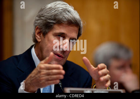 17 maggio 2011 - Washington, DC, Stati Uniti - Il senatore John Kerry (D-MA), Presidente del Senato Comitato delle Relazioni estere nel corso di una udienza di Martedì su "implicazioni di carattere strategico del Pakistan e la regione. Sono voci che circolano che Kerry è considerato il capofila per il Segretario di Stato dopo Clintonâ€™ Foto Stock