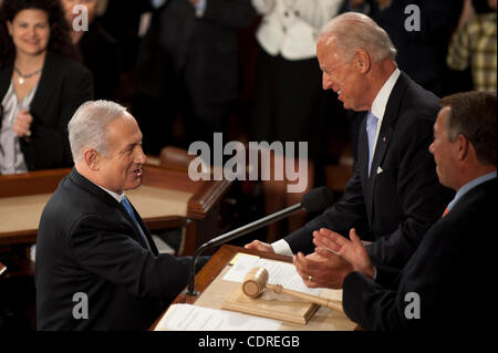 24 maggio 2011 - Washington, Distretto di Columbia, Stati Uniti - Il Primo Ministro israeliano Benjamin Netanyahu è salutato dal vice presidente Joe Biden prima di fornire un indirizzo per una riunione congiunta del Congresso martedì. Netanyahu esposto la propria visione del futuro di pace nel Medio Oriente in un indirizzo che ha riaffermato Isra Foto Stock