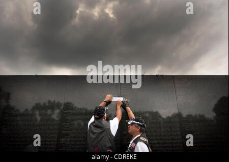 27 maggio 2011 - Washington, Distretto di Columbia, Stati Uniti - Rolling Thunder's Memorial Day weekend cerimonie di commemorazione ha cominciato a Washington DC, con la veglia a lume di candela dove stella in oro che le madri sono accompagnati lungo il Memoriale dei Veterani del Vietnam. Stella d'oro le madri sono coloro che hanno sperimentato la Foto Stock