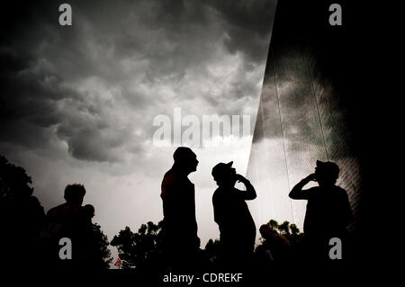 27 maggio 2011 - Washington, Distretto di Columbia, Stati Uniti - I membri del Rolling Thunder cercare il nome di un compagno su il Memoriale dei Veterani del Vietnam a Washington D.C. il venerdì. Rolling Thunder's Memorial Day weekend cerimonie di commemorazione è iniziata con una fiaccolata dove Stella d'oro madri un Foto Stock