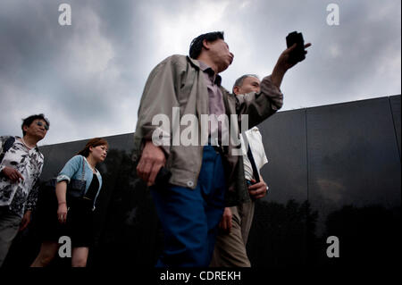 27 maggio 2011 - Washington, Distretto di Columbia, Stati Uniti - Turistiche a piedi lungo il Vietman Veterans Memorial a Washington D.C. il venerdì. Rolling Thunder's Memorial Day weekend cerimonie di commemorazione è iniziata con una fiaccolata dove stella in oro che le madri sono accompagnati lungo il Vietnam Veterans Memor Foto Stock