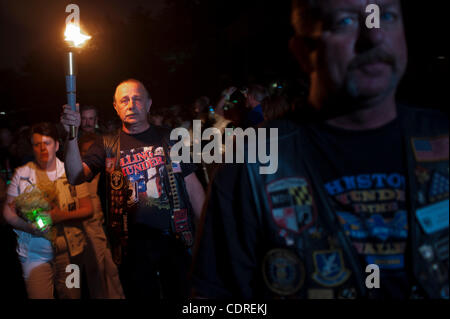 27 maggio 2011 - Washington, Distretto di Columbia, Stati Uniti - Rolling Thunder's Memorial Day weekend cerimonie di commemorazione ha cominciato a Washington DC, con la veglia a lume di candela dove stella in oro che le madri sono accompagnati lungo il Memoriale dei Veterani del Vietnam. Stella d'oro le madri sono coloro che hanno sperimentato la Foto Stock