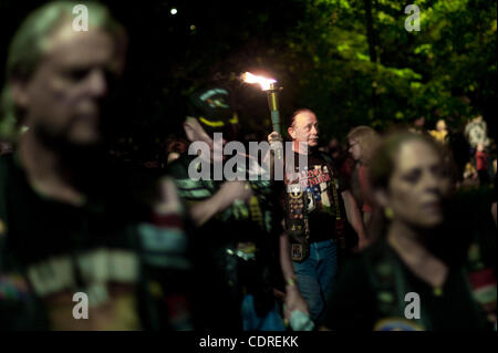 27 maggio 2011 - Washington, Distretto di Columbia, Stati Uniti - Rolling Thunder's Memorial Day weekend cerimonie di commemorazione ha cominciato a Washington DC, con la veglia a lume di candela dove stella in oro che le madri sono accompagnati lungo il Memoriale dei Veterani del Vietnam. Stella d'oro le madri sono coloro che hanno sperimentato la Foto Stock