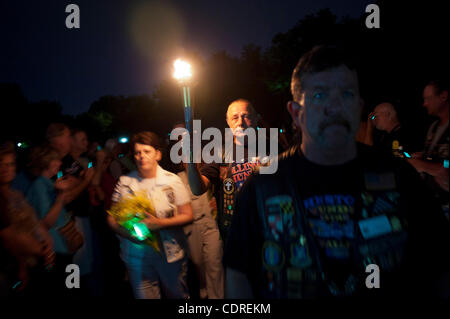 27 maggio 2011 - Washington, Distretto di Columbia, Stati Uniti - Rolling Thunder's Memorial Day weekend cerimonie di commemorazione ha cominciato a Washington DC, con la veglia a lume di candela dove stella in oro che le madri sono accompagnati lungo il Memoriale dei Veterani del Vietnam. Stella d'oro le madri sono coloro che hanno sperimentato la Foto Stock