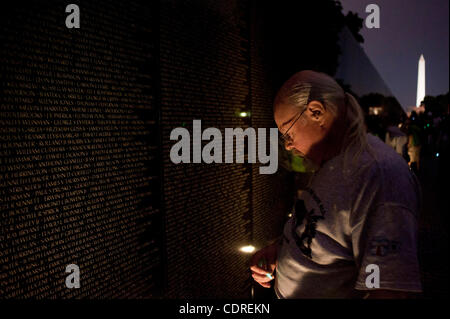 27 maggio 2011 - Washington, Distretto di Columbia, Stati Uniti - Rolling Thunder's Memorial Day weekend cerimonie di commemorazione ha cominciato a Washington DC, con la veglia a lume di candela dove stella in oro che le madri sono accompagnati lungo il Memoriale dei Veterani del Vietnam. Stella d'oro le madri sono coloro che hanno sperimentato la Foto Stock