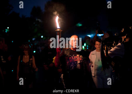 27 maggio 2011 - Washington, Distretto di Columbia, Stati Uniti - Rolling Thunder's Memorial Day weekend cerimonie di commemorazione ha cominciato a Washington DC, con la veglia a lume di candela dove stella in oro che le madri sono accompagnati lungo il Memoriale dei Veterani del Vietnam. Stella d'oro le madri sono coloro che hanno sperimentato la Foto Stock