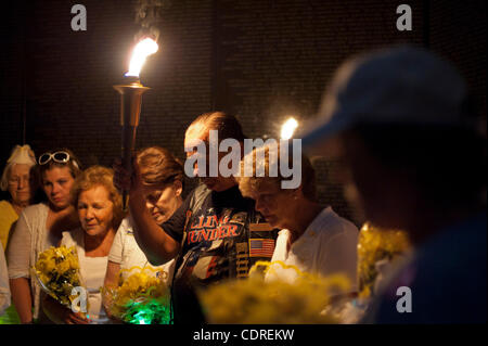 27 maggio 2011 - Washington, Distretto di Columbia, Stati Uniti - Rolling Thunder's Memorial Day weekend cerimonie di commemorazione ha cominciato a Washington DC, con la veglia a lume di candela dove stella in oro che le madri sono accompagnati lungo il Memoriale dei Veterani del Vietnam. Stella d'oro le madri sono coloro che hanno sperimentato la Foto Stock