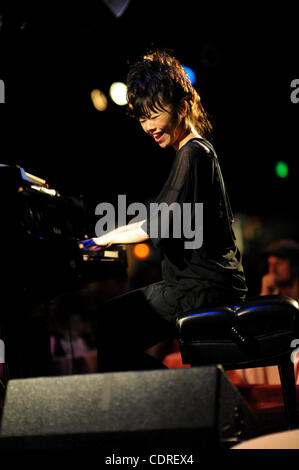 Giugno 18, 2011 - Hollywood, California, Stati Uniti - Musicista HIROMI performing live in Hollywood al Catalina Bar e Grill. (Credito Immagine: © Scott Mitchell/ZUMAPRESS.com) Foto Stock