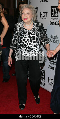 Giugno 13, 2011 - New York New York, Stati Uniti - Betty White arriva per il TV Land premiere party per il ''Hot in Cleveland'' e ''felicemente divorziati'' al Gansevoort Park Avenue Hotel a New York il 13 giugno 2011.(Immagine di credito: © Sharon Neetles/Globe foto/ZUMAPRESS.com) Foto Stock