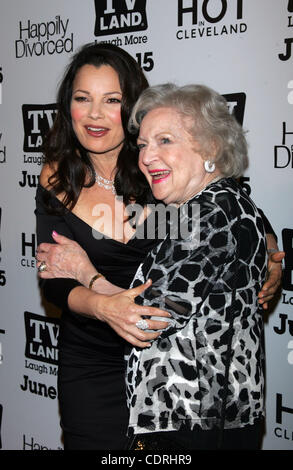 Giugno 13, 2011 - New York New York, Stati Uniti - Fran Drescher e Betty White arriva per il TV Land premiere party per il ''Hot in Cleveland'' e ''felicemente divorziati'' al Gansevoort Park Avenue Hotel a New York il 13 giugno 2011.(Immagine di credito: © Sharon Neetles/Globe foto/ZUMAPRESS.com) Foto Stock