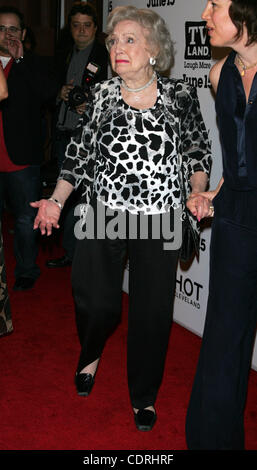 Giugno 13, 2011 - New York New York, Stati Uniti - Betty White arriva per il TV Land premiere party per il ''Hot in Cleveland'' e ''felicemente divorziati'' al Gansevoort Park Avenue Hotel a New York il 13 giugno 2011.(Immagine di credito: © Sharon Neetles/Globe foto/ZUMAPRESS.com) Foto Stock