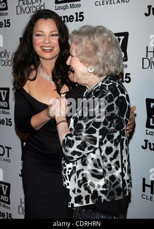 Giugno 13, 2011 - New York New York, Stati Uniti - Fran Drescher e Betty White arriva per il TV Land premiere party per il ''Hot in Cleveland'' e ''felicemente divorziati'' al Gansevoort Park Avenue Hotel a New York il 13 giugno 2011.(Immagine di credito: © Sharon Neetles/Globe foto/ZUMAPRESS.com) Foto Stock