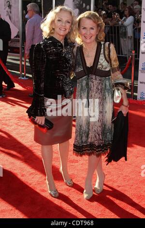 Apr 28, 2011 - Los Angeles, California, Stati Uniti d'America - attrice HAYLEY MILLS, attrice JULIET MILLS al TCM Classic Film Festival apertura notturna " Un americano a Parigi" tenutasi presso Grauman's Chinese Theater di Hollywood. (Credito Immagine: © Jeff Frank/ZUMAPRESS.com) Foto Stock