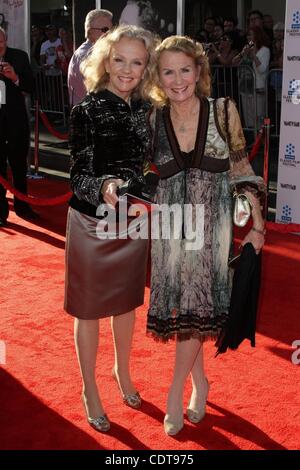 Apr 28, 2011 - Los Angeles, California, Stati Uniti d'America - attrice HAYLEY MILLS, attrice JULIET MILLS al TCM Classic Film Festival apertura notturna " Un americano a Parigi" tenutasi presso Grauman's Chinese Theater di Hollywood. (Credito Immagine: © Jeff Frank/ZUMAPRESS.com) Foto Stock