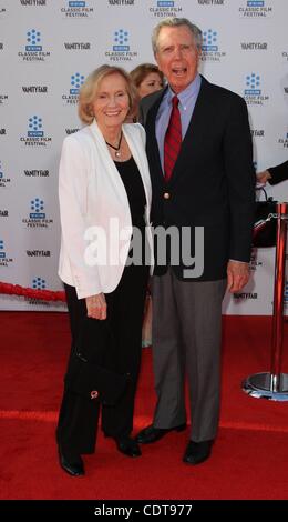 Apr 28, 2011 - Los Angeles, California, Stati Uniti d'America - attrice Eva Marie Saint, marito JEFFREY HAYDEN al TCM Classic Film Festival apertura notturna " Un americano a Parigi" tenutasi presso Grauman's Chinese Theater di Hollywood. (Credito Immagine: © Jeff Frank/ZUMAPRESS.com) Foto Stock