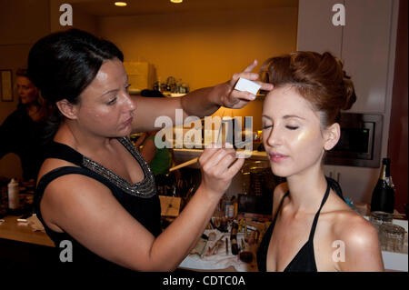 17 maggio 2011 - Hollywood, California, Stati Uniti - Modelli getting Gleam pronto a Gleam corpo Radiance Launch Party al Redbury Hotel. (Credito Immagine: © Lisa Rose/ZUMAPRESS.com) Foto Stock