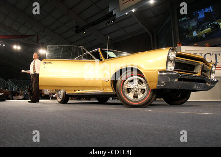 Il sig. ottobre e il Baseball Hall of Famer, Reggie Jackson era a portata di mano presso il 2011 Auburn MOLLA ASTA in Auburn Indiana a vendere tre veicoli della sua collezione. Il suo 1965 Pontiac GTO Coupe ha una rara Tiger oro esterno con vinile nero interno e matching tetto in vinile. È stata equipaggiata con un 389 Foto Stock