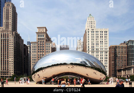 Cloud Gate, un pubblico scultura di Indiano-nato artista britannico Anish Kapoor, è il fulcro dell'AT&T Plaza in Millennium Park all'interno del Loop area community di Chicago, Illinois. Il pezzo è stato costruito tra il 2004 e il 2006 ed è soprannominato 'il fagiolo" a causa della sua fagiolo-forma simile. Composta Foto Stock