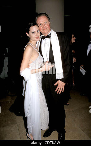 Il 1 gennaio, 2011 - Hollywood, California, Stati Uniti - GOLDEN S AWARDS .ANGELINA JOLIE e papà JON VOIGHT.1/18/1997. / / 1997.(Immagine di credito: Â© Ed Geller/Globe foto/ZUMAPRESS.com) Foto Stock