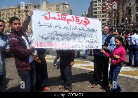 Mar 18, 2011 - Il Cairo, il Cairo, Egitto - Egiziani gridare anti- emendamenti costituzionali di slogan durante una manifestazione di protesta in piazza Tahrir al Cairo, in Egitto, un giorno prima del referendum. Gruppi civici hanno suscitato timori che la temporizzazione di un Sabato il referendum sulle modifiche costituzionali e Giugno e parlamentare Foto Stock