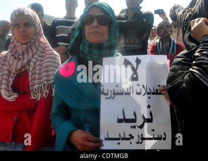 Mar 18, 2011 - Il Cairo, il Cairo, Egitto - Egiziani gridare anti- emendamenti costituzionali di slogan durante una manifestazione di protesta in piazza Tahrir al Cairo, in Egitto, un giorno prima del referendum. Gruppi civici hanno suscitato timori che la temporizzazione di un Sabato il referendum sulle modifiche costituzionali e Giugno e parlamentare Foto Stock