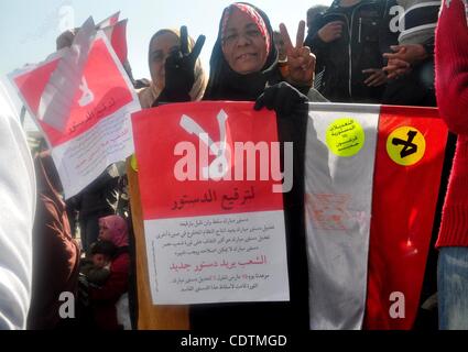 Mar 18, 2011 - Il Cairo, il Cairo, Egitto - Egiziani gridare anti- emendamenti costituzionali di slogan durante una manifestazione di protesta in piazza Tahrir al Cairo, in Egitto, un giorno prima del referendum. Gruppi civici hanno suscitato timori che la temporizzazione di un Sabato il referendum sulle modifiche costituzionali e Giugno e parlamentare Foto Stock