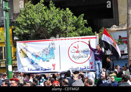 Mar 18, 2011 - Il Cairo, il Cairo, Egitto - Egiziani gridare anti- emendamenti costituzionali di slogan durante una manifestazione di protesta in piazza Tahrir al Cairo, in Egitto, un giorno prima del referendum. Gruppi civici hanno suscitato timori che la temporizzazione di un Sabato il referendum sulle modifiche costituzionali e Giugno e parlamentare Foto Stock