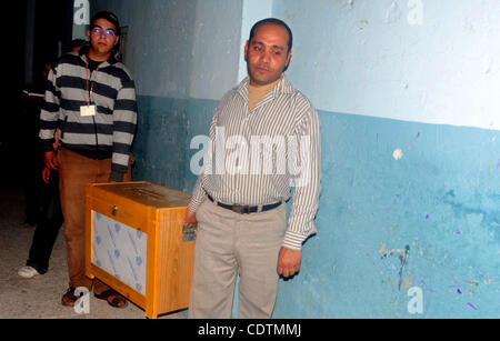 Mar 19, 2011 - Cairo, Egitto - Egiziani aprire le scatole di annunciare i risultati del referendum sulle modifiche costituzionali in una scuola a Il Cairo, 19 marzo 2011. I seggi elettorali aperti il sabato in Egitto per un referendum su emendamenti costituzionali che i militari al potere nel paese di speranza viene aperto Foto Stock