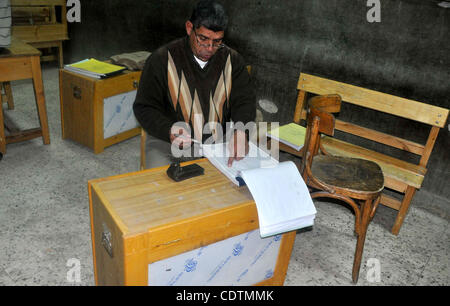 Mar 19, 2011 - Cairo, Egitto - Egiziani aprire le scatole di annunciare i risultati del referendum sulle modifiche costituzionali in una scuola a Il Cairo, 19 marzo 2011. I seggi elettorali aperti il sabato in Egitto per un referendum su emendamenti costituzionali che i militari al potere nel paese di speranza viene aperto Foto Stock