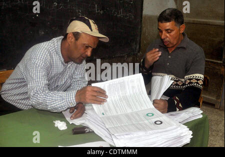 Mar 19, 2011 - Cairo, Egitto - Egiziani aprire le scatole di annunciare i risultati del referendum sulle modifiche costituzionali in una scuola a Il Cairo, 19 marzo 2011. I seggi elettorali aperti il sabato in Egitto per un referendum su emendamenti costituzionali che i militari al potere nel paese di speranza viene aperto Foto Stock