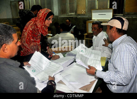 Mar 19, 2011 - Cairo, Egitto - Egiziani aprire le scatole di annunciare i risultati del referendum sulle modifiche costituzionali in una scuola a Il Cairo, 19 marzo 2011. I seggi elettorali aperti il sabato in Egitto per un referendum su emendamenti costituzionali che i militari al potere nel paese di speranza viene aperto Foto Stock