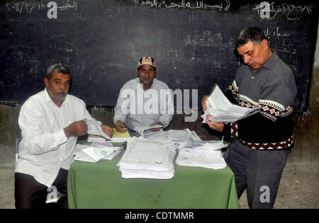 Mar 19, 2011 - Cairo, Egitto - Egiziani aprire le scatole di annunciare i risultati del referendum sulle modifiche costituzionali in una scuola a Il Cairo, 19 marzo 2011. I seggi elettorali aperti il sabato in Egitto per un referendum su emendamenti costituzionali che i militari al potere nel paese di speranza viene aperto Foto Stock