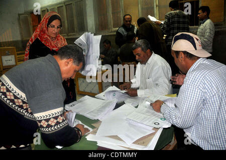 Mar 19, 2011 - Cairo, Egitto - Egiziani aprire le scatole di annunciare i risultati del referendum sulle modifiche costituzionali in una scuola a Il Cairo, 19 marzo 2011. I seggi elettorali aperti il sabato in Egitto per un referendum su emendamenti costituzionali che i militari al potere nel paese di speranza viene aperto Foto Stock