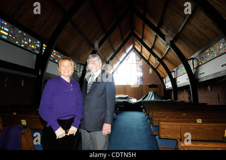 Maggio 01, 2011 - Tuscaloosa, Alabama, Stati Uniti - Volontari da Rosedale e Mt. Oliva chiese Battiste pregare con la console e il tornado di vittime colpite duramente Rosedale comunità di Tuscaloosa, Ala. domenica. Hanno anche organizzato un servizio di chiesa, servito il pranzo e ha dato molto più forniture necessarie. Una croce è Foto Stock