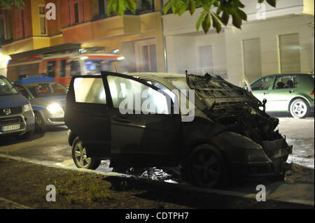 Giugno 8, 2011 - data 55436067 08 06 2011 Copyright Imago Russel Prezzo vigili del fuoco allo scarico dopo un attacco incendiario contro alta vetture al Consiglio federale shore a Berlino Caption locale Attacco incendiario contro vetture in società berlinese ger Berlin Stop incendio doloso incendio auto marca xng 2011 premiumd orizzontale Germania Foto Stock