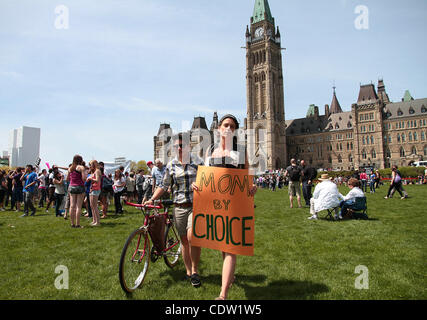 12 maggio 2011 - Ottawa, Ontario, Canada - Pro scelta dimostratore sono stati inoltre osservati durante il Pro Vita manifestanti raccolta sulla Collina del Parlamento giovedì per la XIV annuale di Marcia Nazionale per la vita. Più di 12.000 persone partecipano al rally per protestare contro la legge del 1969 che liberalizzati in Canada la legge sull aborto. ( Foto Stock