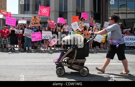 12 maggio 2011 - Ottawa, Ontario, Canada - Pro Vita pass manifestanti pro scelta dimostranti al centro cittadino di Ottawa giovedì durante la quattordicesima marcia annuale per la vita rally per protestare contro il Canada's leggi sull aborto. (Credito Immagine: © Kamal Sellehuddin/ZUMAPRESS.com) Foto Stock