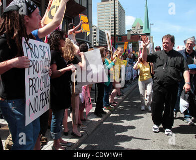 12 maggio 2011 - Ottawa, Ontario, Canada - Pro Vita pass manifestanti pro scelta dimostranti al centro cittadino di Ottawa giovedì durante la quattordicesima marcia annuale per la vita rally per protestare contro il Canada's leggi sull aborto. (Credito Immagine: © Kamal Sellehuddin/ZUMAPRESS.com) Foto Stock