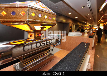 16 maggio 2011 - Las Vegas, Nevada, Stati Uniti - Chiuso segno presso il Sahara Hotel. L'ora finale per l'iconico 59-anno-vecchio Sahara Hotel & Casino nel pomeriggio del 16 maggio 2011 era agrodolce- cupa, nostalgico e ancora riempito con molti bei ricordi di un epoca passata a Las Vegas, Nevada. Da ogni suo Foto Stock