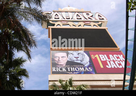 16 maggio 2011 - Las Vegas, Nevada, Stati Uniti - Sahara Hotel segno. L'ora finale per l'iconico 59-anno-vecchio Sahara Hotel & Casino nel pomeriggio del 16 maggio 2011 era agrodolce- cupa, nostalgico e ancora riempito con molti bei ricordi di un epoca passata a Las Vegas, Nevada. Da ogni suo fascio la SAH Foto Stock