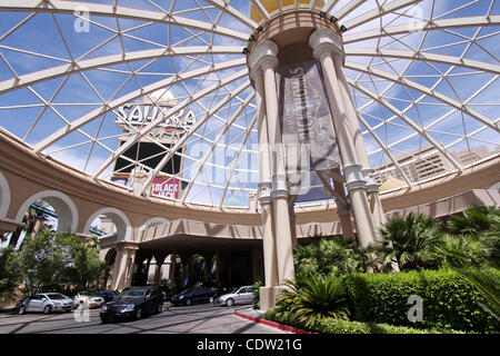16 maggio 2011 - Las Vegas, Nevada, Stati Uniti - Sahara Hotel segno. L'ora finale per l'iconico 59-anno-vecchio Sahara Hotel & Casino nel pomeriggio del 16 maggio 2011 era agrodolce- cupa, nostalgico e ancora riempito con molti bei ricordi di un epoca passata a Las Vegas, Nevada. Da ogni suo fascio la SAH Foto Stock