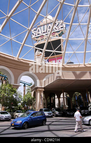 16 maggio 2011 - Las Vegas, Nevada, Stati Uniti - Sahara Hotel segno. L'ora finale per l'iconico 59-anno-vecchio Sahara Hotel & Casino nel pomeriggio del 16 maggio 2011 era agrodolce- cupa, nostalgico e ancora riempito con molti bei ricordi di un epoca passata a Las Vegas, Nevada. Da ogni suo fascio la SAH Foto Stock