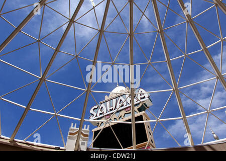 16 maggio 2011 - Las Vegas, Nevada, Stati Uniti - Sahara Hotel segno. L'ora finale per l'iconico 59-anno-vecchio Sahara Hotel & Casino nel pomeriggio del 16 maggio 2011 era agrodolce- cupa, nostalgico e ancora riempito con molti bei ricordi di un epoca passata a Las Vegas, Nevada. Da ogni suo fascio la SAH Foto Stock