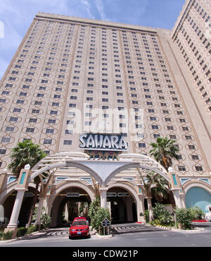 16 maggio 2011 - Las Vegas, Nevada, Stati Uniti - Sahara Hotel segno. L'ora finale per l'iconico 59-anno-vecchio Sahara Hotel & Casino nel pomeriggio del 16 maggio 2011 era agrodolce- cupa, nostalgico e ancora riempito con molti bei ricordi di un epoca passata a Las Vegas, Nevada. Da ogni suo fascio la SAH Foto Stock