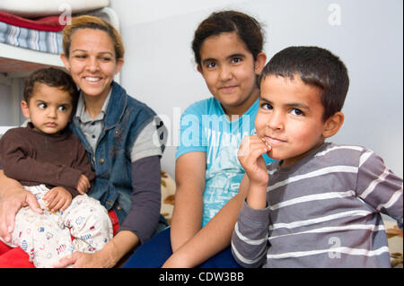 Giugno 30, 2011 - Aley, Libano - 30 giugno 2011, Beirut, Libano - una famiglia di profughi dall'Iraq nella loro stanza del dormitorio di un rifugio per migranti e regugees a nord di Beirut. Il rifugio offre ogni sorta di sociale, medico e servizi educativi per i rifugiati e gli immigrati che si trovano coinvolti Foto Stock