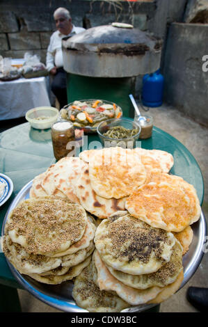 Giugno 30, 2011 - Aley, Libano - 30 giugno 2011, Aley, Libano - donne preparano localmente pane popolari per il confezionamento come parte di un home business nella città di Aley, al di fuori di Beirut. Grazie al supporto di proprietari di piccole aziende con la formazione e il loro collegamento ai mercati lager, non-profit agenzie sono in grado di aiutare l Foto Stock