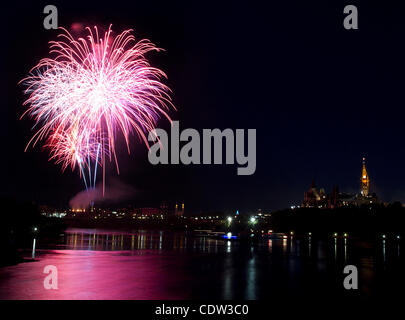 1 luglio 2011 - Ottawa, Ontario, Canada - Fuochi d'artificio esplodere oltre il fiume e la città di Ottawa durante il 2011 il Canada alle celebrazioni del Giorno. (Credito Immagine: © Kamal Sellehuddin/ZUMAPRESS.com) Foto Stock